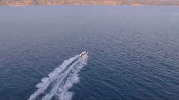 Aerial - Top down view of catching luxury motor boat racing on the water with family driving on it — Stock Video