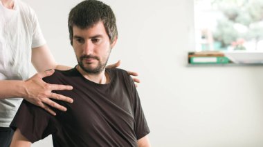 Engelli kişi ile fizyoterapist