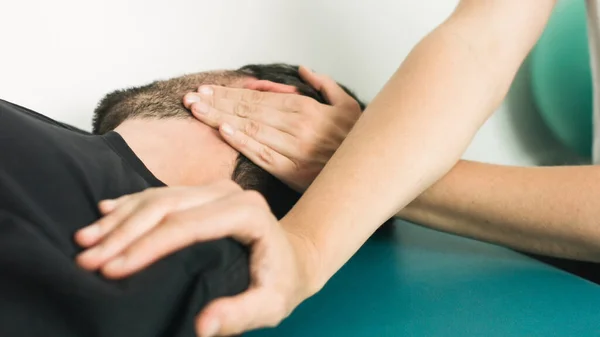 Fisioterapeuta fazendo massagem — Fotografia de Stock