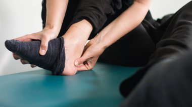 Engelli kişi ile fizyoterapist