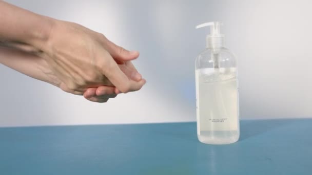 Hände mit Desinfektionsmittel-Gel — Stockvideo