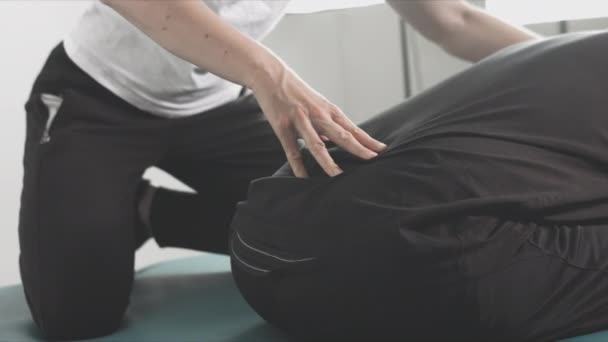 Physiotherapeut mit Behinderten — Stockvideo