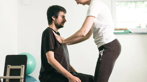Fysiotherapeut met een handicap — Stockfoto