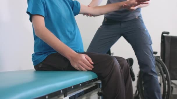 Engelli kişi ile fizyoterapist — Stok video