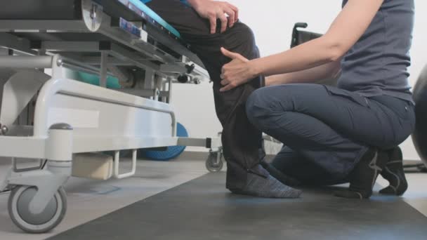 Physiothérapeute avec personne handicapée — Video