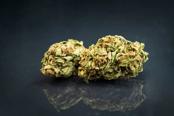 Cannabis auf dunklem Hintergrund — Stockfoto