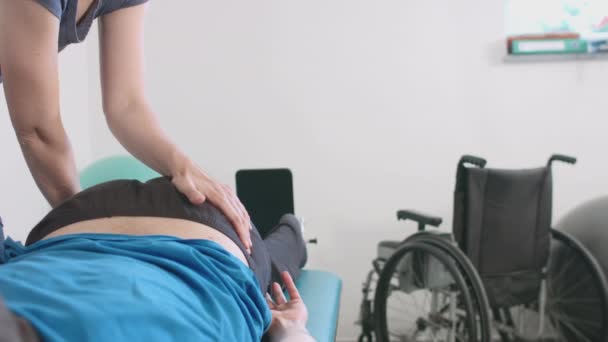 Physiothérapeute avec personne handicapée — Video