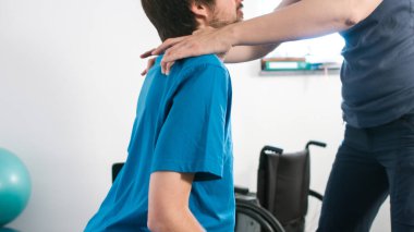 Engelli kişi ile fizyoterapist