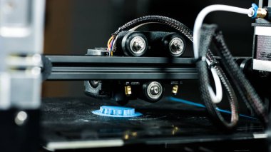 Çalışma sırasında üç boyutlu plastik yazıcı