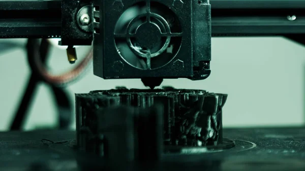 工作时的三维塑料打印机 — 图库照片
