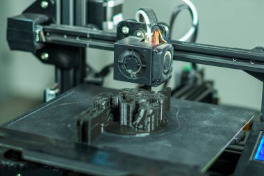 Çalışma sırasında üç boyutlu plastik yazıcı