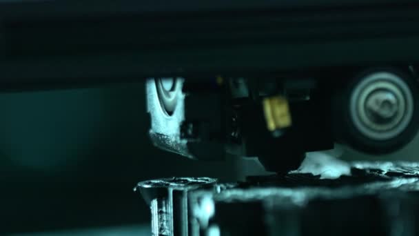 Driedimensionale plastic printer tijdens het werk — Stockvideo