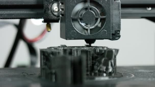Трехмерный пластиковый принтер во время работы — стоковое видео