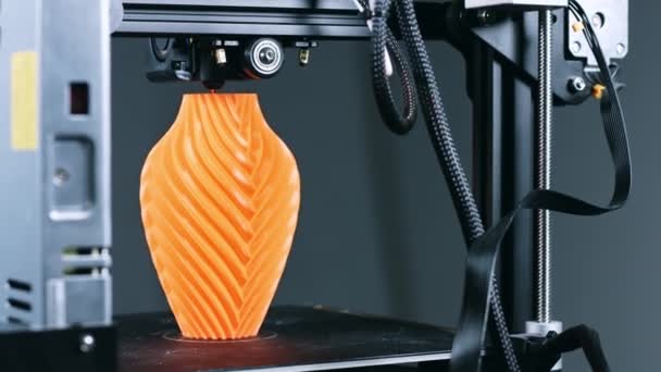3D-skrivare skriver ut en vas — Stockvideo