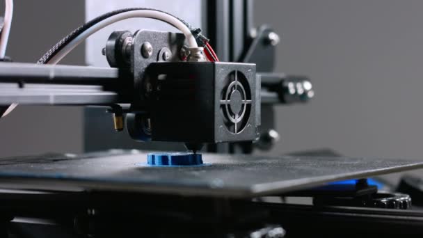 Трехмерный пластиковый принтер во время работы — стоковое видео