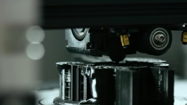 Háromdimenziós műanyag nyomtató munka közben — Stock videók