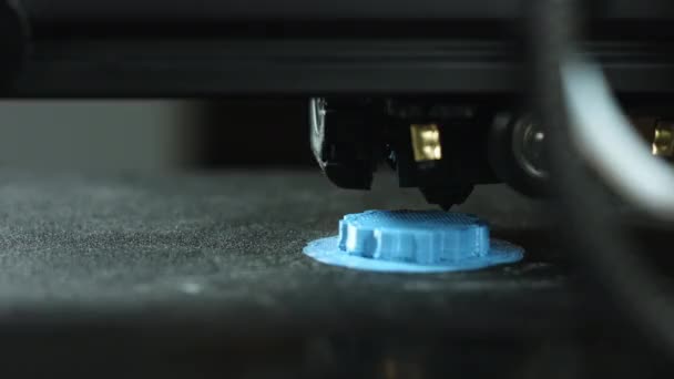 Тривимірний пластиковий принтер під час роботи — стокове відео
