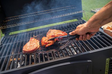 Arka bahçede barbekü var.