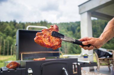 Arka bahçede barbekü var.