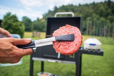 Arka bahçede barbekü var.