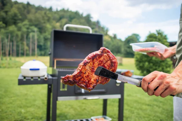 Arka bahçede barbekü var.