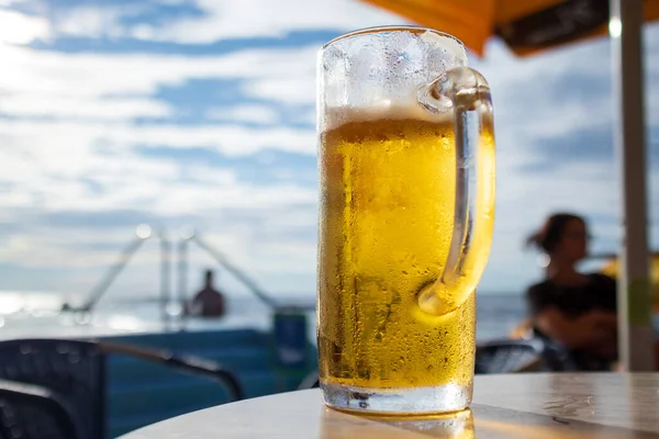 Birra su una spiaggia — Foto Stock