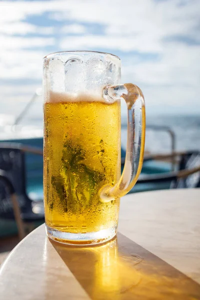 Пиво на пляже — стоковое фото