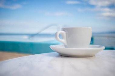 Havuz ve bir fincan kahve.