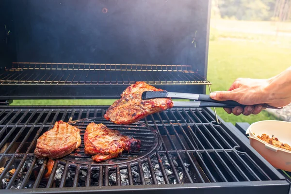 Grill na podwórku — Zdjęcie stockowe