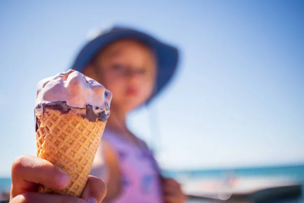 Child eating icecream — Stock Photo, Image