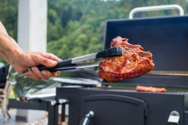 Arka bahçede barbekü var.