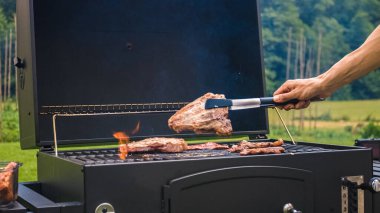 Evde barbekü.