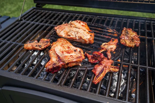 Barbecue in de achtertuin — Stockfoto