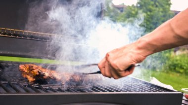Evde barbekü.