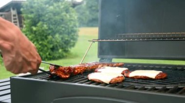 Arka bahçede barbekü var.