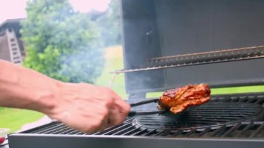 Arka bahçede barbekü var.