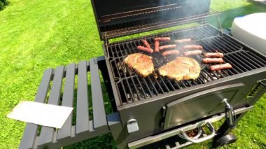 Arka bahçede barbekü var.