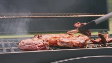 Arka bahçede barbekü var.