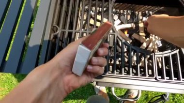 Arka bahçede barbekü var.