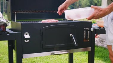 Arka bahçede barbekü var.