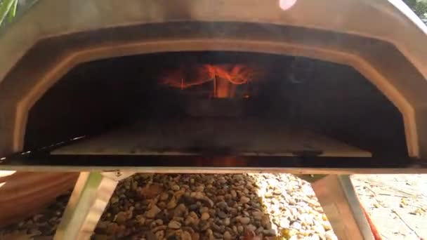 Φωτιά στον φούρνο πίτσας — Αρχείο Βίντεο