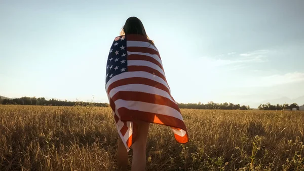 Νεαρή γυναίκα κυματίζει αμερικανική σημαία — Φωτογραφία Αρχείου