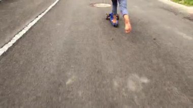 Motosikletli küçük kız.