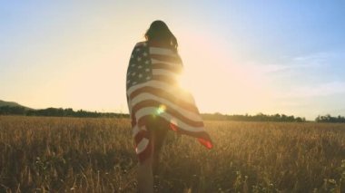 Genç bir kadın Amerikan bayrağı sallıyor.