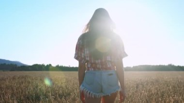 Buğday tarlasında mutlu bir kadın