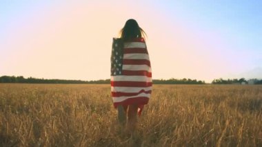 4 Temmuz 'da Amerikan bayrağı taşıyan genç bir kadın.