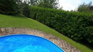 Havuza atlayan adamlar.