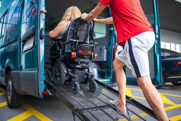 Minibüs rampası kullanarak tekerlekli sandalyedeki engelli kişi
