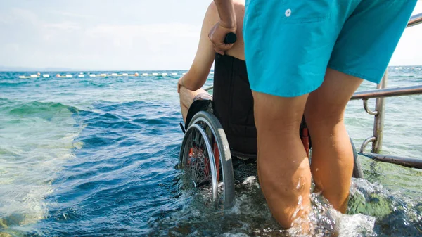 장애인 수영 선수들을 위한 휠체어 — 스톡 사진