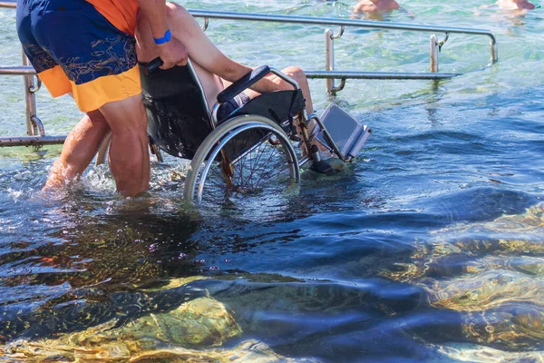 Engelli yüzücüler için tekerlekli sandalye